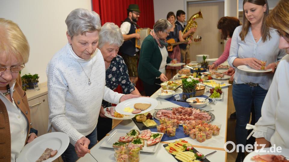 Während das Geschwister-Trio Baier aus Wittschau zünftig aufspielt, verwöhnen sich die Besucher am Büffe. Bild: dob