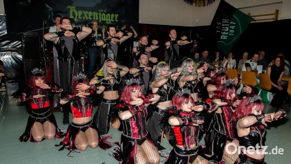 Der TSV Reuth hatte wieder zum Faschingsball geladen. Das Motto des Prinzengarde-Tanzes lautete &quot;Hexenjagd&quot;. Bild: Peter Schieder/exb