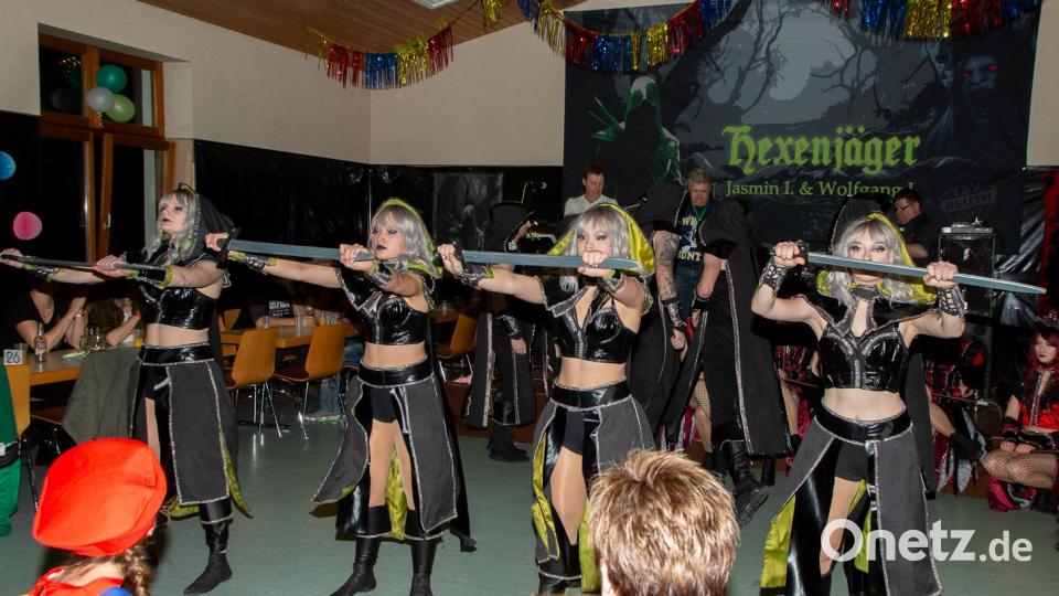 Der TSV Reuth hatte wieder zum Faschingsball geladen. Das Motto des Prinzengarde-Tanzes lautete &quot;Hexenjagd&quot;. Bild: Peter Schieder/exb