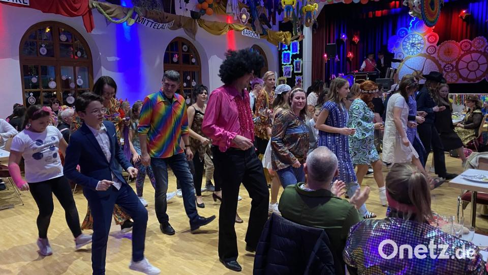 Von den Ministranten zum Line-Dance motiviert, kam das Publikum auf der Tanzfläche ganz schön in Bewegung. Bild: aub
