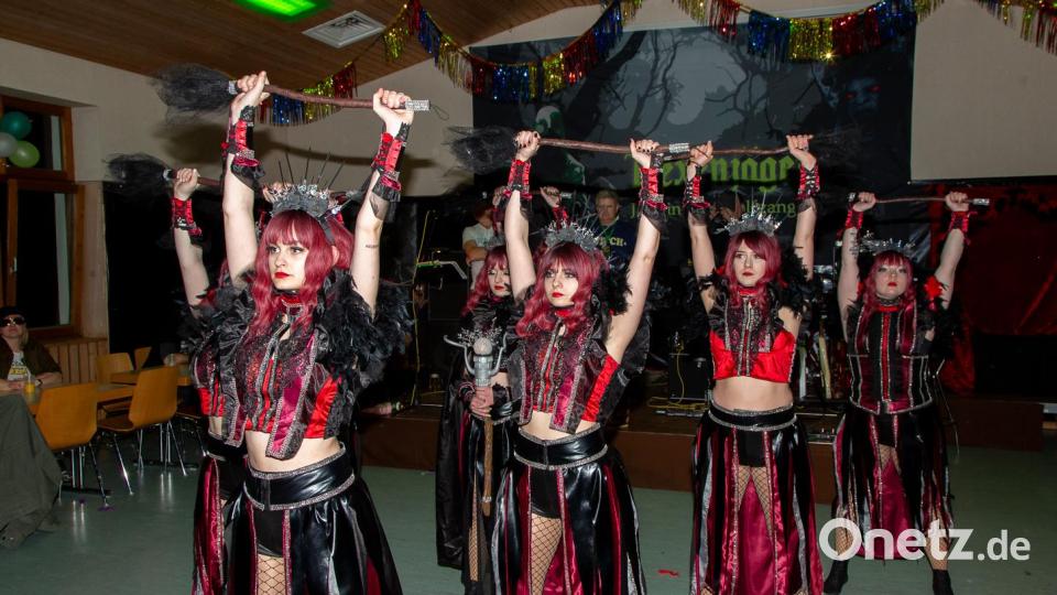 Der TSV Reuth hatte wieder zum Faschingsball geladen. Das Motto des Prinzengarde-Tanzes lautete &quot;Hexenjagd&quot;. Bild: Peter Schieder/exb