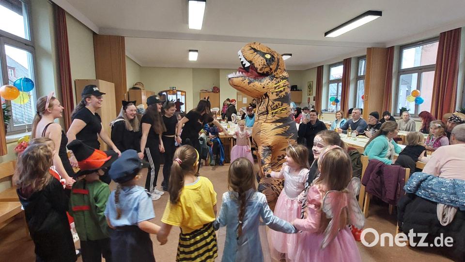 Kunterbunt ging es im evangelischen Gemeindesaal beim TV-Kinderfasching her. Bild: dob