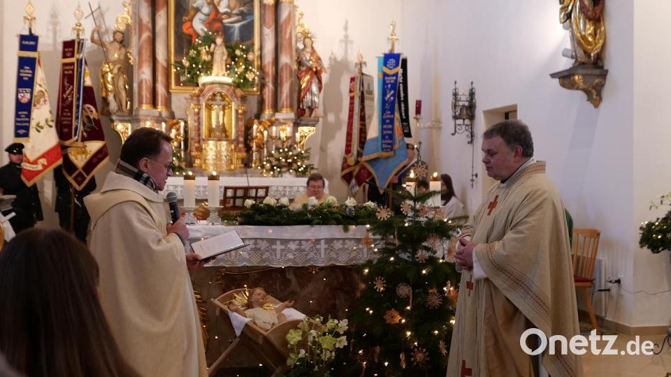 Der entscheidende Moment: Dekan Alexander Hösl (links) übergibt Altar und Kirche in der Wurzer Pfarrkirche nun auch ganz offiziell an den neuen Pfarradministrator Matthias Nowotny. Bild: Martin Thoma/exb