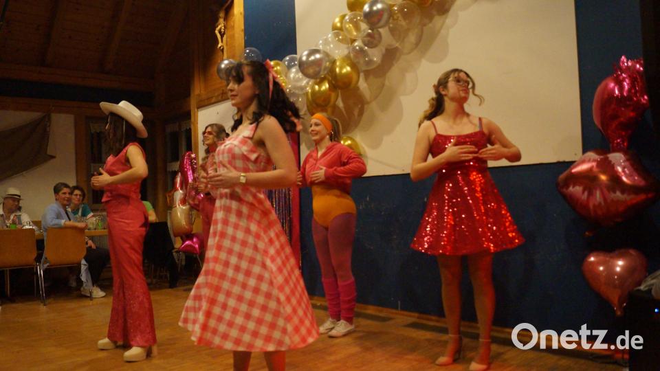 Die Festdamen bringen Hollywood-Glamour nach Weihern. Bild: slh
