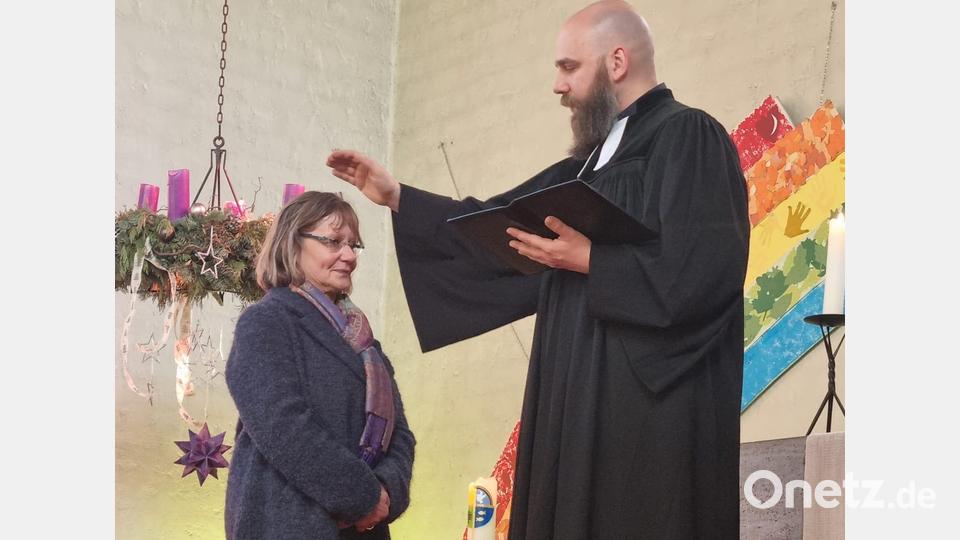 Pfarrer David Scherf verabschiedete Monika Worofsky während eines Gottesdienstes, Bild: Rebecca Scherf/exb