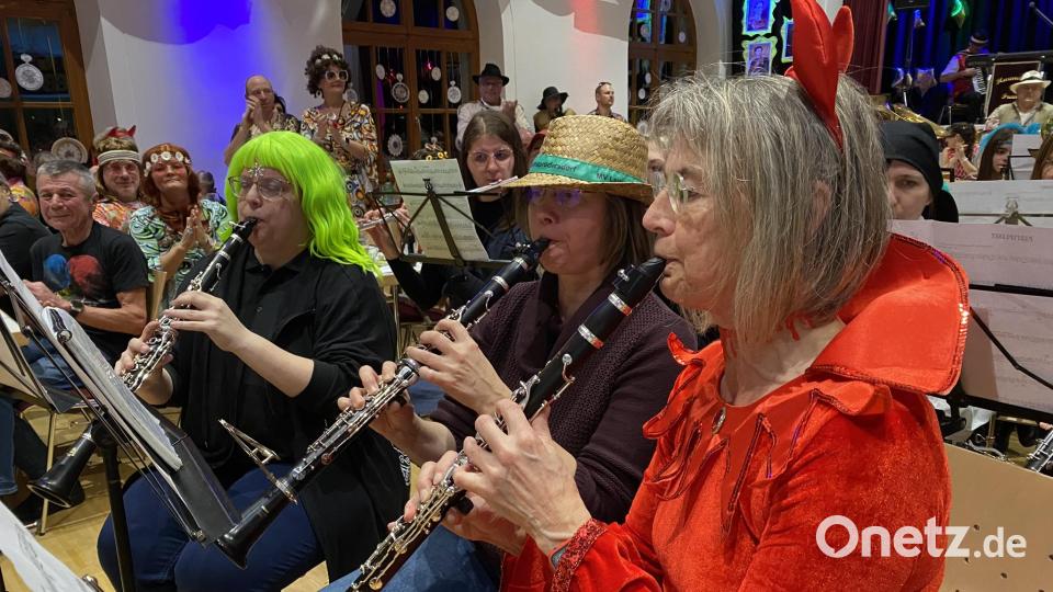 Blasmusik und Fasching - eine gelungene Premieren-Kombination beim Pfarrfasching. Bild: aub