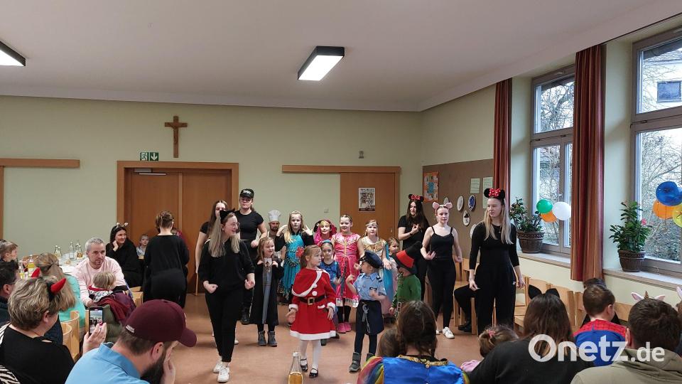Kunterbunt ging es im evangelischen Gemeindesaal beim TV-Kinderfasching her. Bild: dob