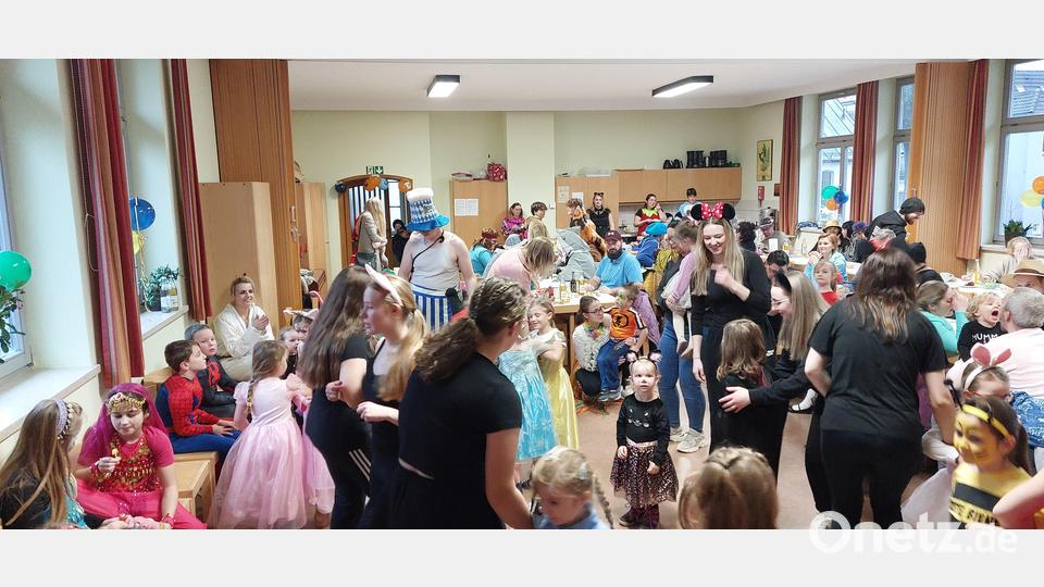 Kunterbunt ging es im evangelischen Gemeindesaal beim TV-Kinderfasching her. Bild: dob