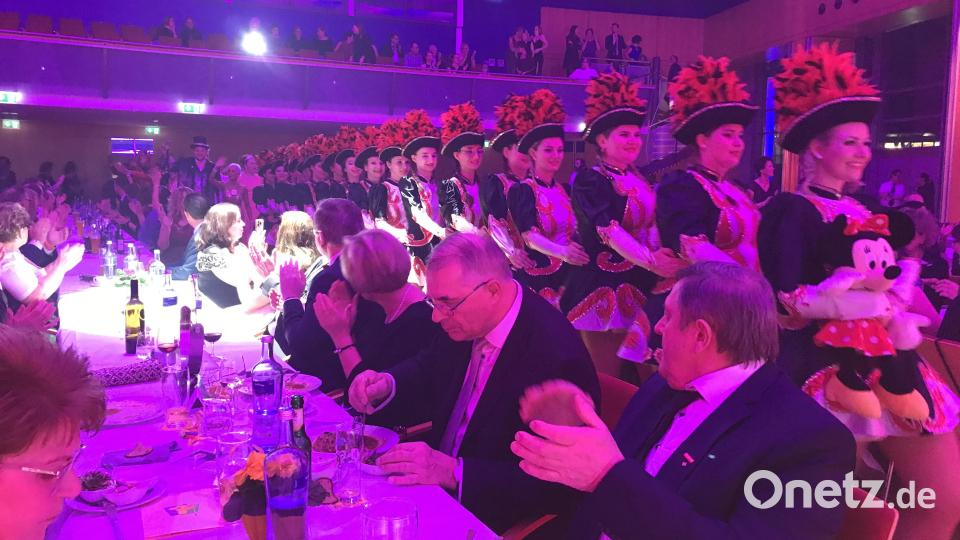 Den Einzug der Narrhalla Rot-Gelb Amberg beklatschte auch Kreisinnungsmeister Hans Weber (rechts). Bild: mma
