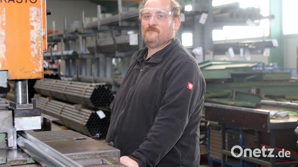 Mit Sorgfalt erledigt Franz Kohlenberger in seinem jetzigen Vollzeit-Job seine Aufgaben im Rohrzuschnitt Bild: lst/exb