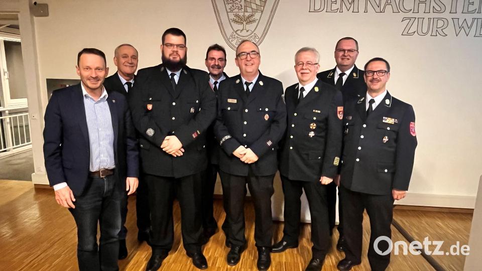 Auch einige Ehrengäste, darunter Oberbürgermeister Jens Meyer (links), dankten Stahl für 31 Jahre Einsatz als Stadtjugendwart. Bild: Patrick Preßl-Feuerwehr Weiden/exb