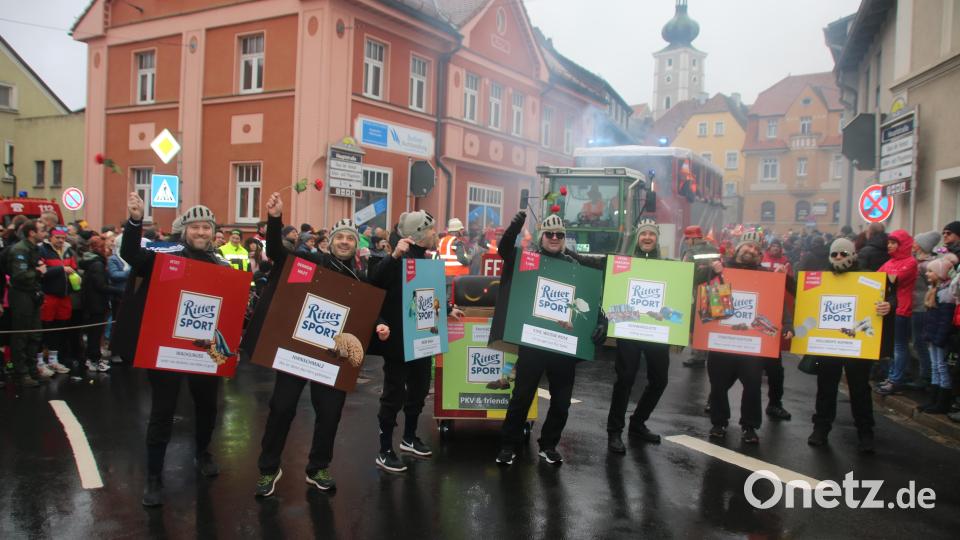 Quadratisch, praktisch, gut - Der &quot;Pressather Karnevals Verein &amp;Friends&quot; kam als Ritter-Sport. Bild: sne
