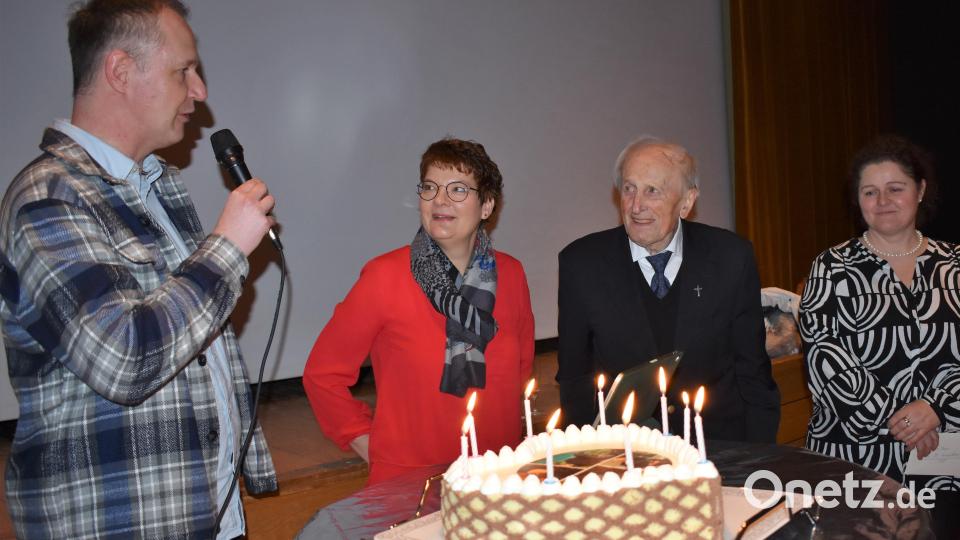 Pfarrgemeinderatssprecher Stephan Wolf gratuliert Pfarrer Hans Bayer im Namen der Pfarrgemeinde zum 90. Geburtstag. Mit dabei sind Martina Brunner (rechts) und Martina Friedrich, die Bäckerin der Geburtstagstorte. Bild: rgr