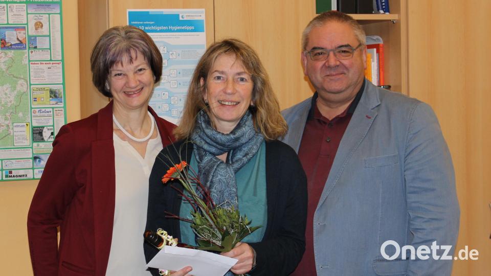 Verabschiedet wurde Christa Malzer. Von links Zweite Vorsitzende Gisela Wenning, Christa Malzer und Hans Stelzl (Leiter KEB Tirschenreuth). Bild: KEB Tirschenreuth/exb
