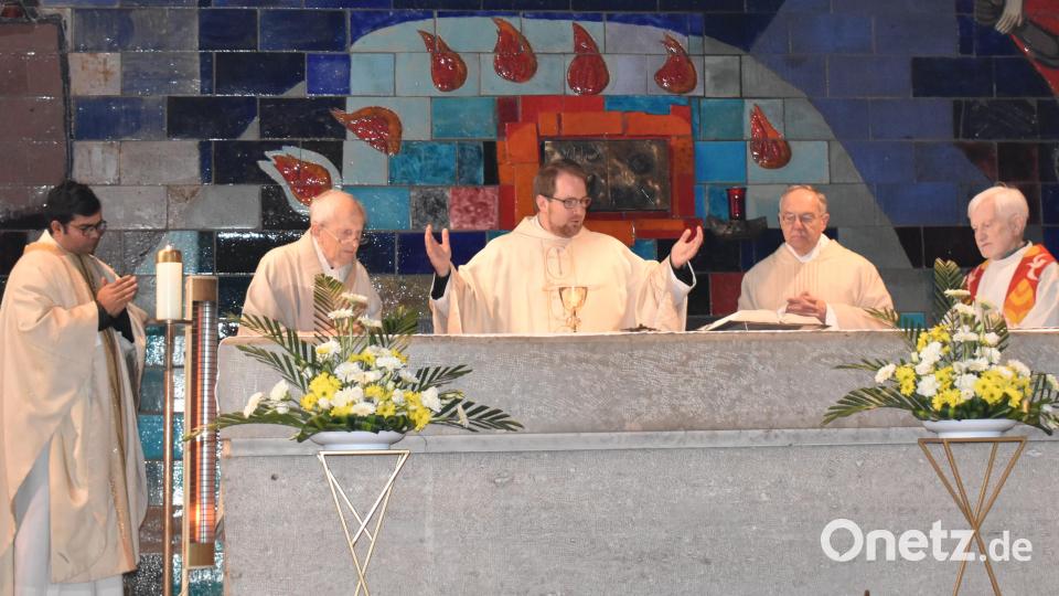 Die heilige Messe zum Geburtstag des Ruhestandspfarrers Hans Bayer (Zweiter von links) feierten Kaplan Raveendra Reddy Ponnapati (links) sowie von rechts: Pfarrer Andreas Schlagenhaufer, Ruhestandspfarrer Ludwig Gradl und Pfarrer Daniel Fenk. Bild: rgr