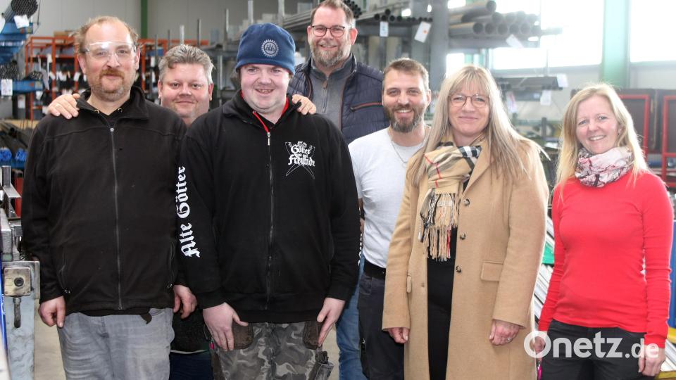 Freude über gelungene Inklusion: Senger-Geschäftsführerin Jenny Senger Zweite von rechts), Assistent der Geschäftsführung Andreas Kiener (Mitte), Technischer Leiter Markus Amann (Dritter von rechts.), Bereichsleiterin Elisabeth Amann (rechts) sowie Integra- Standortleiter Stefan Böhm (Zweiter von links), Franz Kohlenberger (links) und Roland Hartwig (Dritter von rechts). Bild: lst/exb