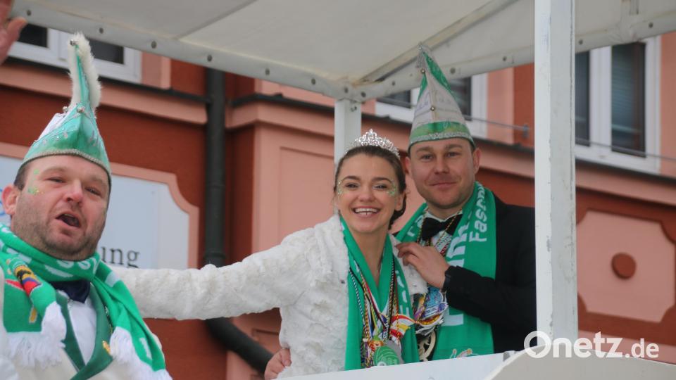 Stefanie I. und Patrick I. aus Hammerles freuten sich, dass sie im dank Überdachung trocken blieben. Bild: sne