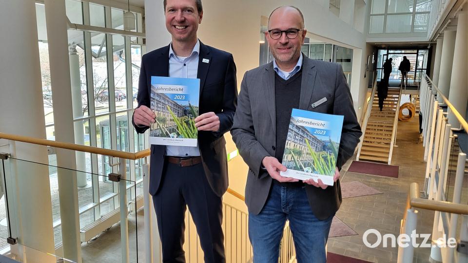 Bayreuths Landrat Florian Wiedemann (links) und Daniel Frieß, Leitender Verwaltungsdirektor und Stellvertreter des Landrats im Amt, präsentieren den Jahresbericht 2023. Bild: Landratsamt Bayreuth/exb