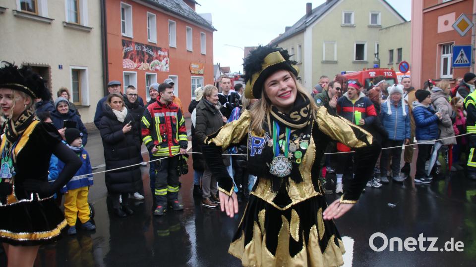 Trainerin Kathrin Fritsch vertrat Marina Tafelmeyer als Funkenmariechen. Das Kostüm stand ihr. Bild: sne