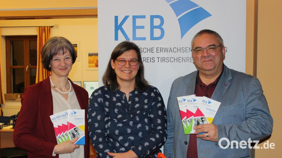 Zweite Vorsitzende Gisela Wenning (links) und Hans Stelzl (Leiter KEB Tirschenreuth) begrüßten Kerstin Daubitzer als Teamassistentin. Bild: KEB Tirschenreuth/exb
