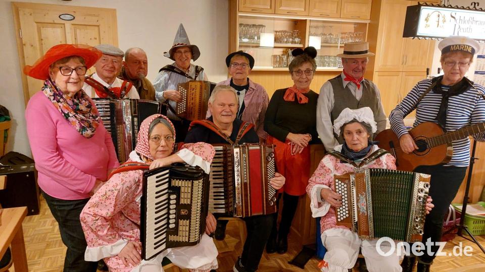 Die Sänger und Musikanten beim Musikantenfasching im Sportheim. Bild: E. Böhm/exb