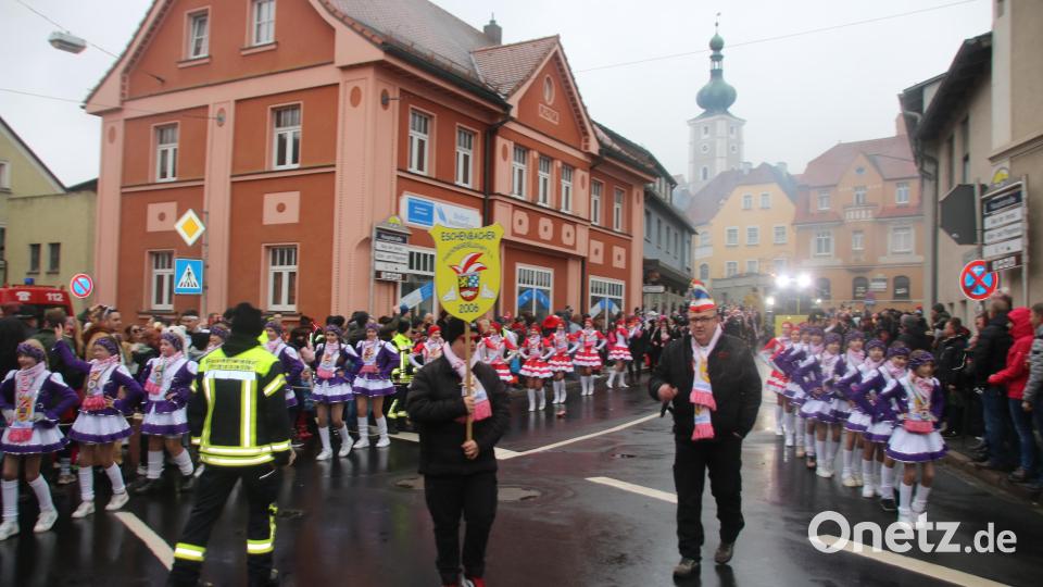 Für die Eschenbacher Faschingsgesellschaft war der Zug eine Generalprobe für den eigenen Zug am Samstag. Bild: sne