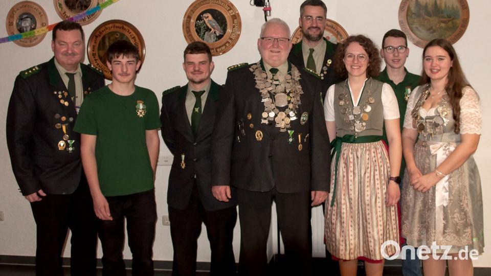 Die neuen Würdenträger des Schützenvereins „Glück-Auf“ Stulln: Schützenmeister Martin Eules, Jugendritter Nicklas Paa, Ritter Julian Edenharter, Schützenkönig Joseph Bierler, Ritter Thomas Koller, Liesl Theresia Bierler, Jugendritter Dominik Schwandtner und Jugendkönigin Lena Radlsteiner (von links). Bild: Martin Eules/exb