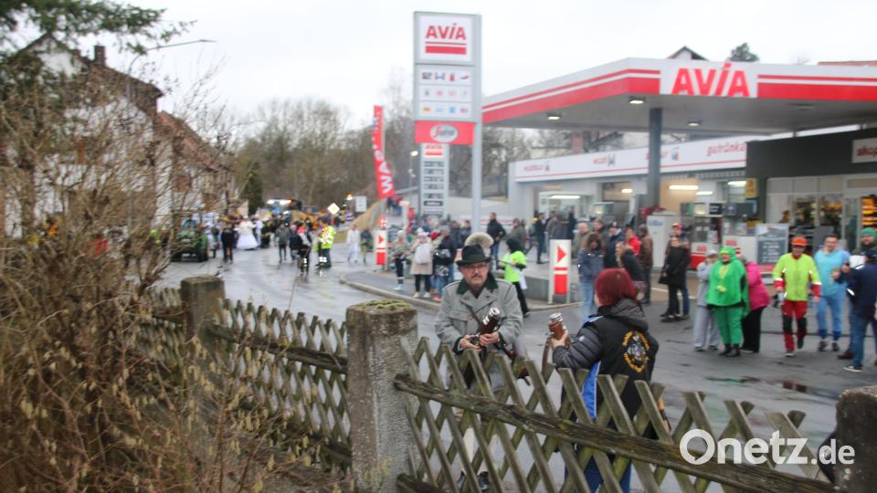 Mit Böllerschüssen eröffnete die Schützengesellschaft Riggau den Pressather Faschingszug. Bild: sne