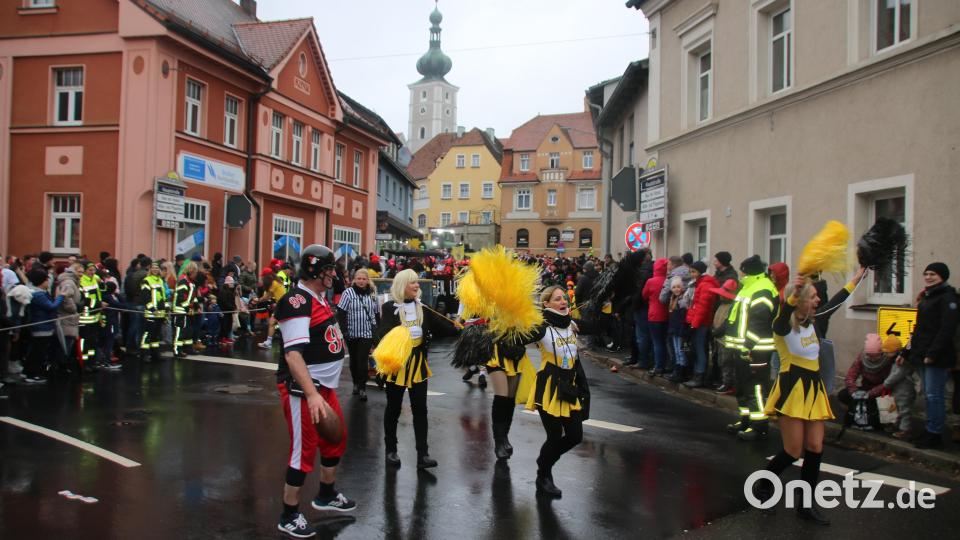 Bürgermeister und Quarterback Bernhard Stangl wurden von den Cheerleadern des Stadtrats begleitet. Bild: sne