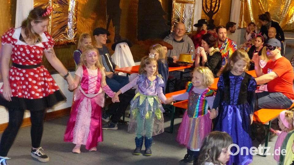 Unter Anleitung machen die Spiele und das Tanzen beim Kohlberger Kinderfasching viel Spaß. Bild: hme