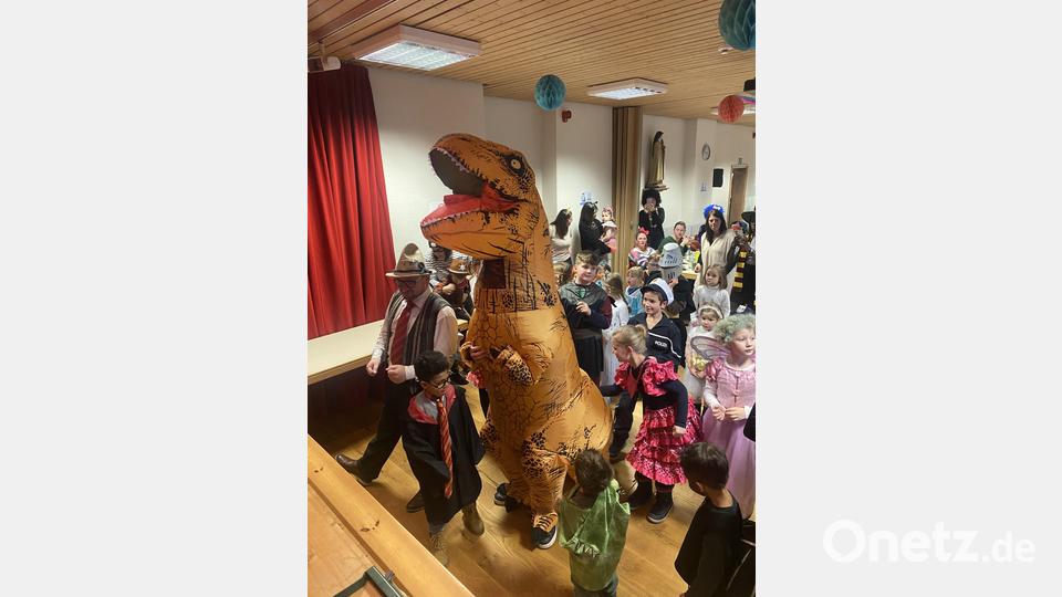 Selbst ein Dino tanzte den „Cupid Shuffle“ mit Begeisterung mit, den Wolfgang Krug (1.v.l) den Faschingsbegeisterten beigebracht hatte. Bild: cro