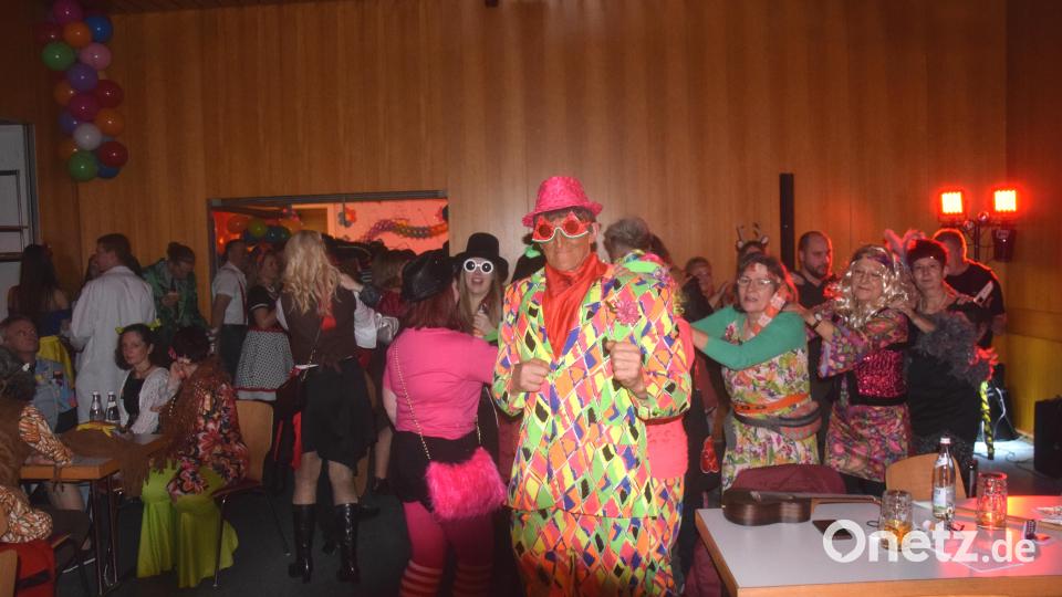 Stimmung gut. Per Polonaise geht es durch den Saal. Bild: fz
