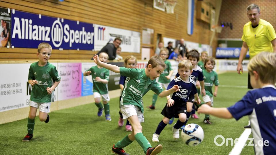 Szene aus dem Einlagespiel der G-Jugend zwischen dem SV Illschwang (blaue Trikots) und der DJK Ammerthal (grüne Trikots). Bild: Hubert Ziegler