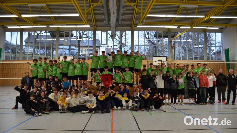 So sehn Sieger aus: Die drei erstplatzierten Mannschaften der &quot;Nordbayerischen&quot; in Amberg. Bild: exb