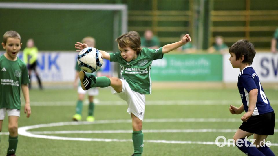 Hohe Fußballkunst bereits bei den G-Jugendlichen, wie hier beim Einlagespiel zwischen der DJK Ammerthal (am Ball) und dem SV Illschwang. Bild: Hubert Ziegler