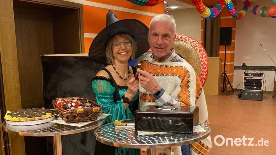 Das Empfangskomitee mit Oberhexe Manuela Klug und Mexikaner Karl Schmid hieß alle mit einem Begrüßungstrunk willkommen. Bild: gz