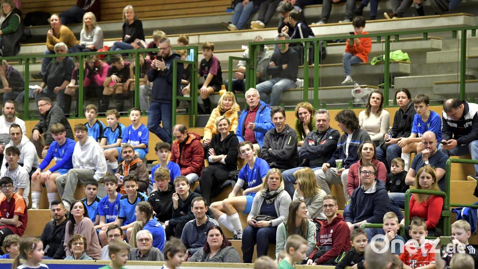 Großes Zuschauerinteresse auf der Tribüne beim diesjährigen Hallenmasters des SV Illschwang. Bild: Hubert Ziegler