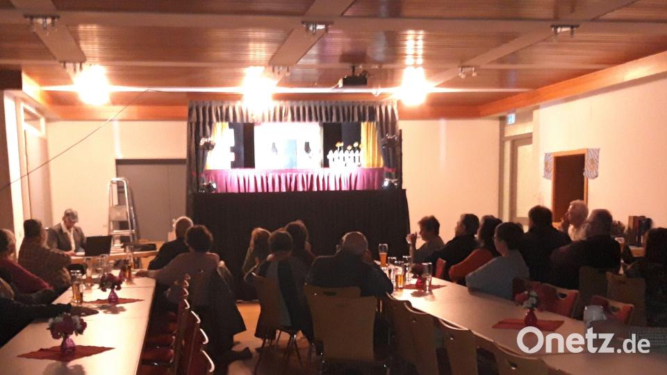 Die Besucher sind fasziniert vom Puppenspiel. Bild: exb