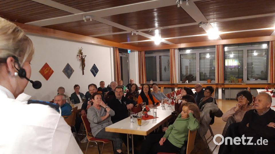 Viele Betrüger locken gerade ältere Bürger gerne in die Falle. Wie man sich gegen Betrüger wehren kann, darauf ging die Polizeipuppenbühne auf anschauliche Art und Weise ein. Bild: Georg Hüttner/exb