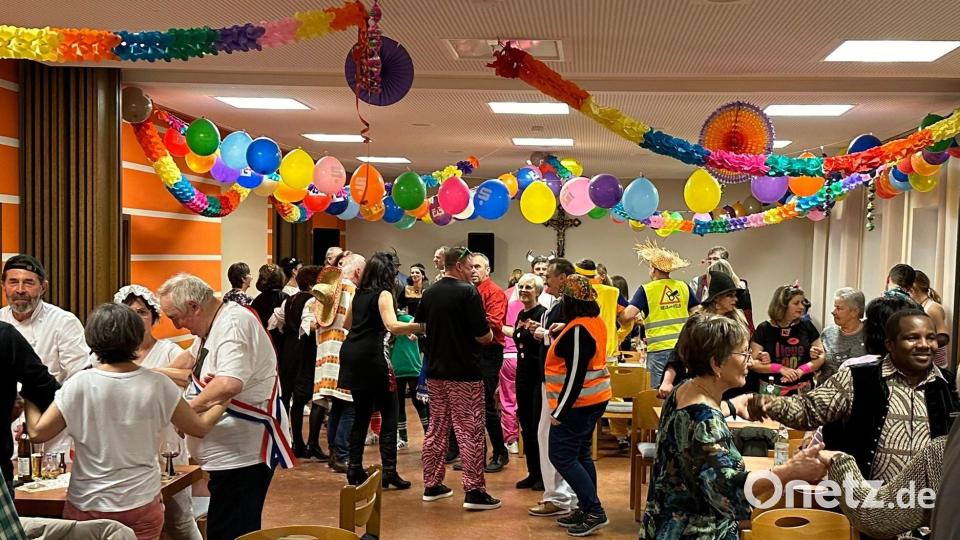 Pfarrer Erwin Bauer (links) bereichert als Bürgermeister der ostfranzösischen Stadt Colmar und viele weitere kostümierte Gäste den Pfarrfasching. Bild: gz