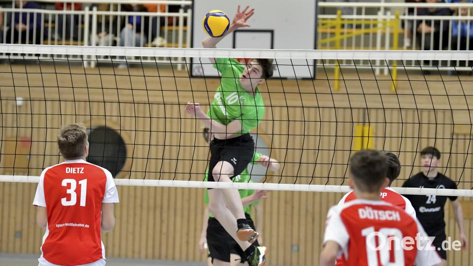 Kräftiger Schmetterball von Max Lobedann (Mitte) vom VC Amberg I. Die Jungs wurden bei den &quot;Nordbayerischen&quot; in eigener Halle Dritter. Bild: Hubert Ziegler