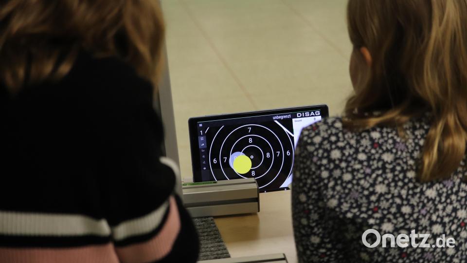Zwei junge Nachwuchsschützinnen freuen sich über ihre guten Ergebnisse, die nun direkt nach dem Schuss an das Tablet am Schießstand übermittelt werden. Bild: Melissa Wagner /exb