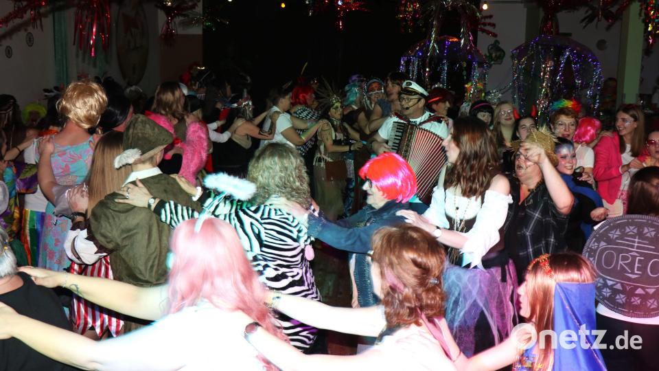 Der Saal brodelt im Wolfgangsheim Bild: Willi Ertl