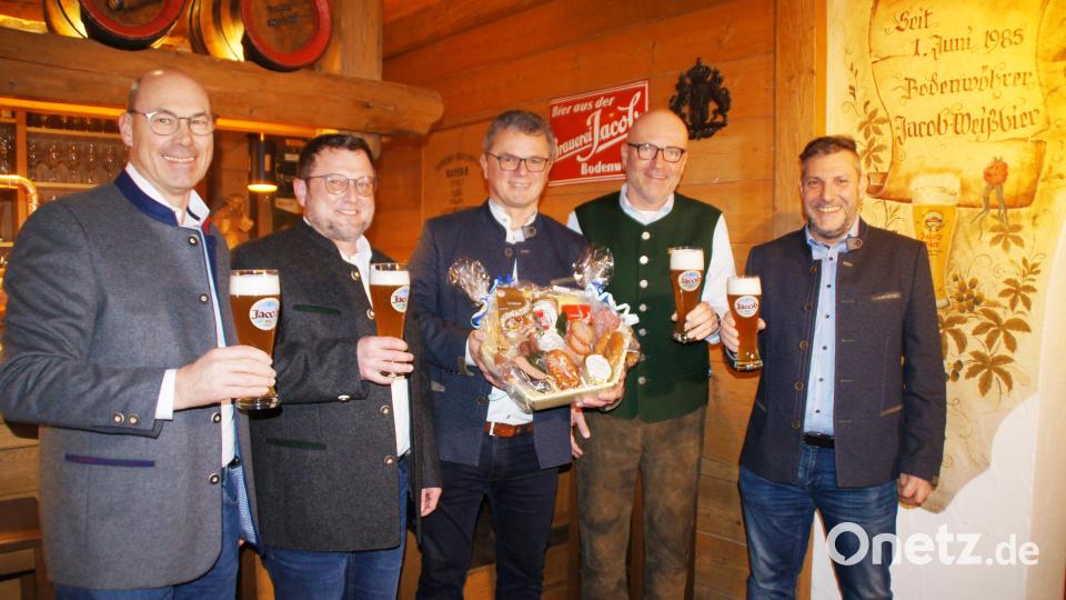 Mit Präsenten wurde das Schirmherrnbitten besiegelt: Im Bild (von links) der Verkaufsleiter der Brauerei Jacob, Markus Lernbecher, Festleiter Jürgen Demleitner, Bürgermeister Martin Birner, Brauereichef Marcus Jacob und zweiter Festleiter Robert Neft. Bild: sir