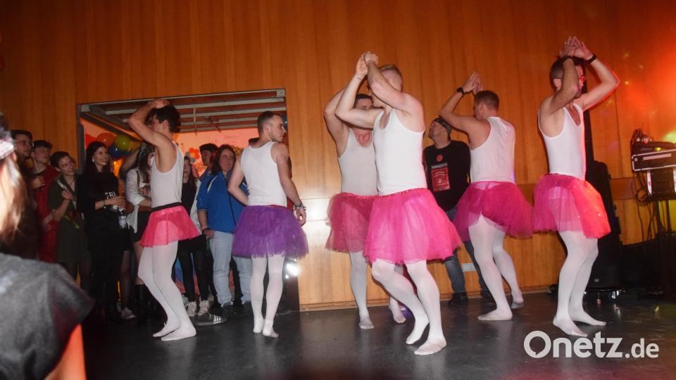 Die Fußballtreter gewohnten Beine der DJK-Fußballer in Ballettschuhen. das Publikum tobt. Bild: fz