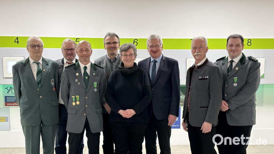 OSB-Ehrenpräsident Herbert Stattnik (von links), Gauschützenmeister Steinwald Norbert Lippert, Zweiter Schützenmeister Thomas Glaser, Pfarrer Martin Besold, Diakonin Anke Himmel, Bürgermeister Johannes Reger, OSB-Präsident Franz Brunner und Zweiter Sportleiter Alexander Nowak bei der Einweihung der neuen Schießstände. Bild: Melissa Wagner /exb