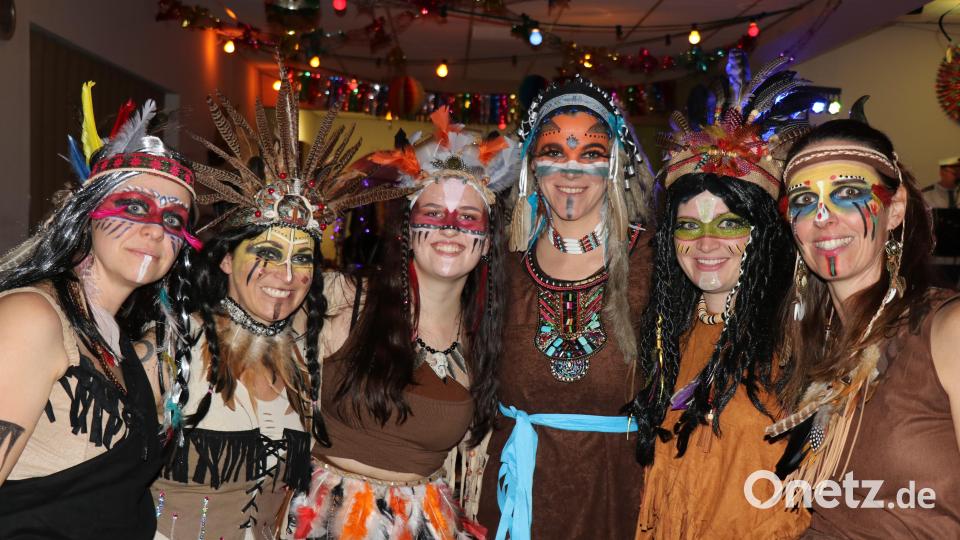 Platz 1 der Maskenprämierung: Indianer-Squaws Bild: Willi Ertl