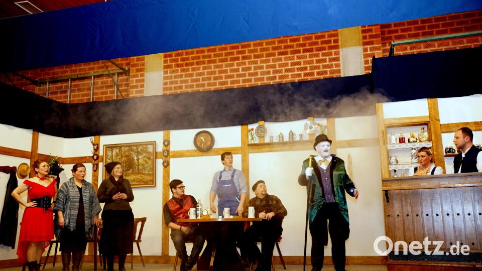Der Geist des Haftlmacher erscheine zur Kontrolle: (von links) Katja Heinz, Bianca Schiffner, Anita Schmidt, Bastian Buchbinder, Matthias Siebeneichner, Thomas Gottsmann, Josef Bauer, Carina Busch und Michael Scherm. Bild: bkr