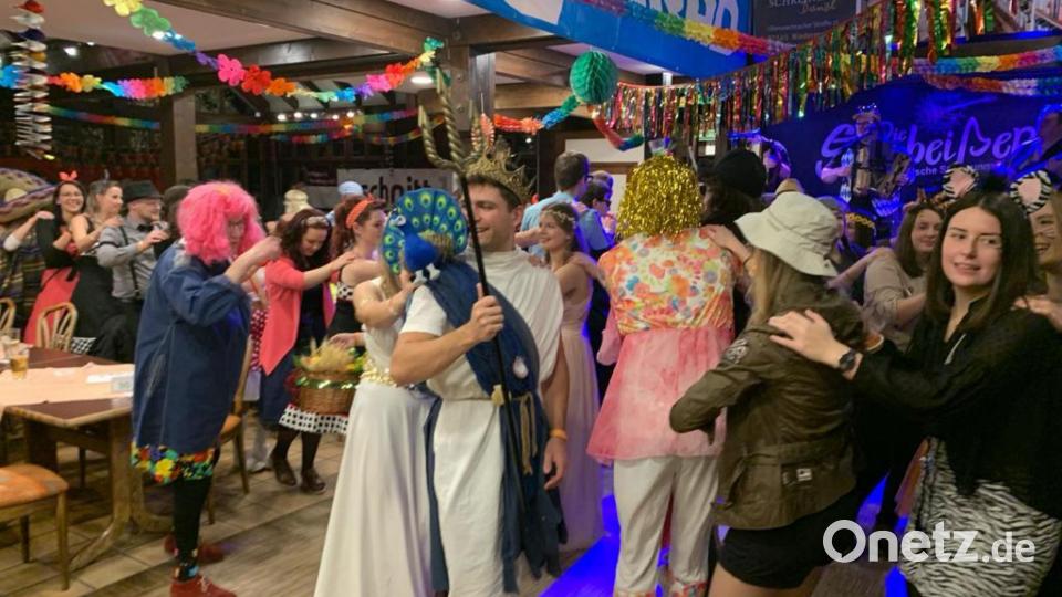 Gut gelaunt ziehen die Maschkerer in einer Polonaise durch den Saal. Bild: rro