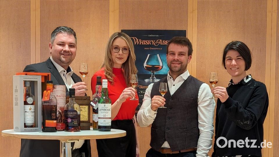 Ein Prost auf den Whisky-Abend (von links) Markus Mußemann, „The Whisky Explorer“ Amberg, Erika Sauerwein, Geschäftsführerin
ACC, Simon Kunz, „The Whisky Explorer“ Amberg, Kathrin Weigl, Marketing-Koordinatorin ACC. Bild: Verena Fitzgerald/exb